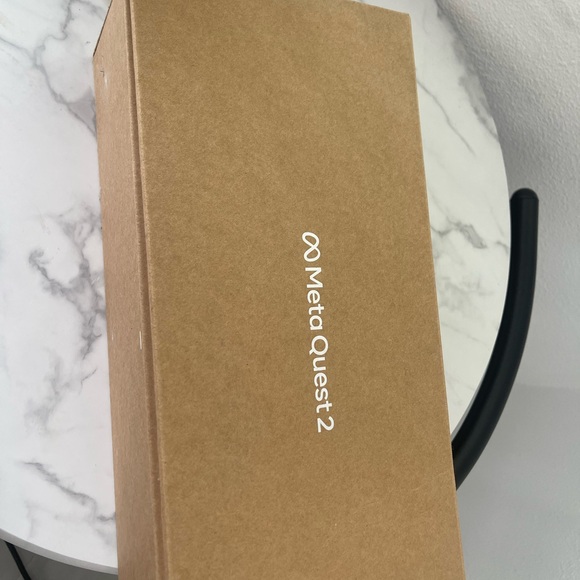 Meta Quest 2 - Picture 2 of 2